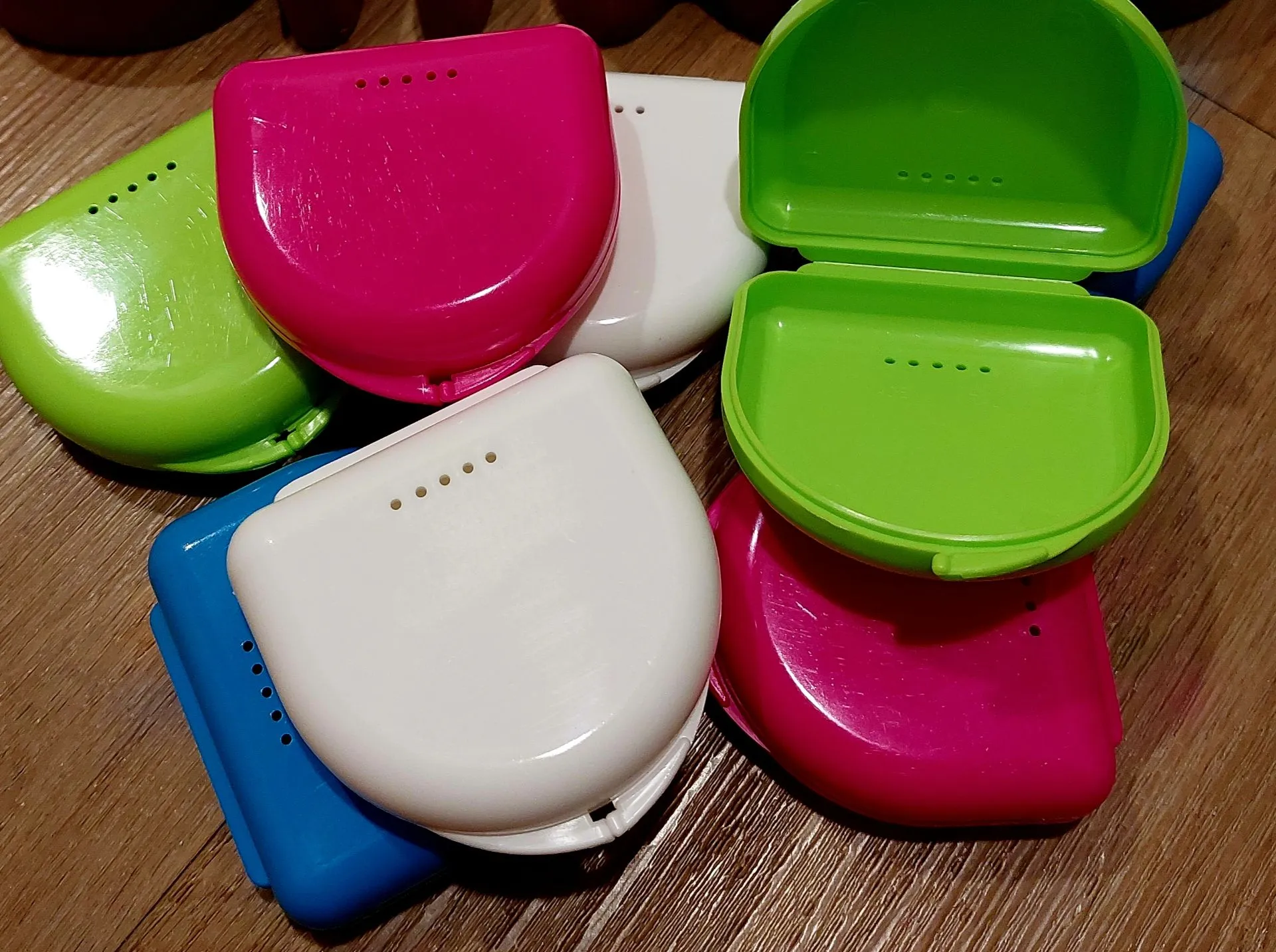 ORTODONTINĖ DĖŽUTĖ KAPOMS, NUIMAMOMS PLOKŠTELĖMS, PROTEZAMS